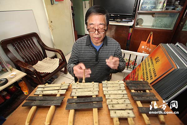 天津市民手工打造“迷你”民族樂器 件件能彈奏