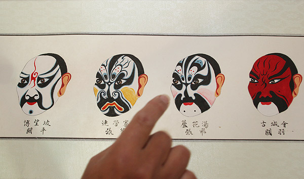 天津市民手绘十米三国英雄谱 传播脸谱文化