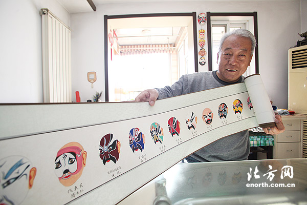 天津市民手繪十米“三國英雄譜” 傳播臉譜文化