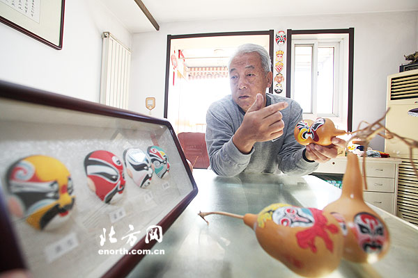 天津市民手繪十米“三國英雄譜” 傳播臉譜文化
