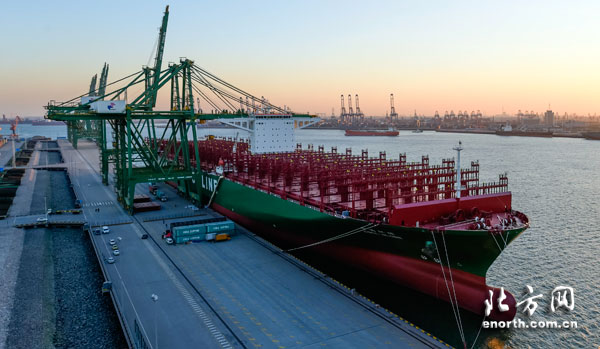 世界最大集裝箱船“中海環球”輪首航天津港