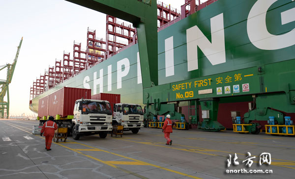 世界最大集裝箱船“中海環球”輪首航天津港