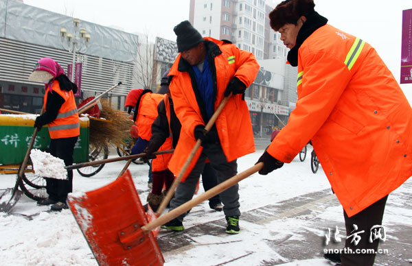 天津迎來首場降雪 津南百名環衛工人全力清雪
