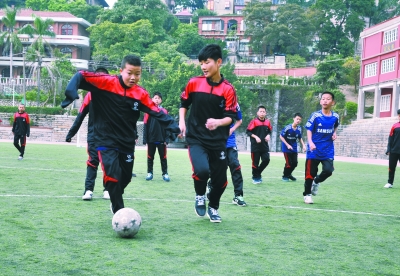 开展校园足球活动:踢球与学习可以兼得