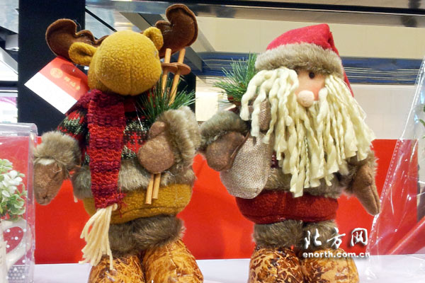 天津“圣诞风”来袭 多彩节日景观扮靓街头