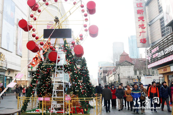天津“圣诞风”来袭 多彩节日景观扮靓街头