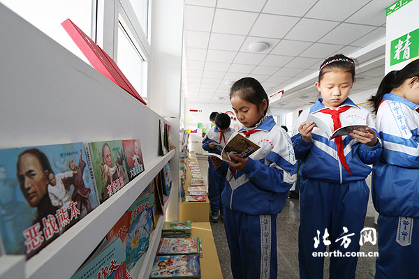 精武镇画说霍元甲 “小人书”燃起市民怀旧热潮