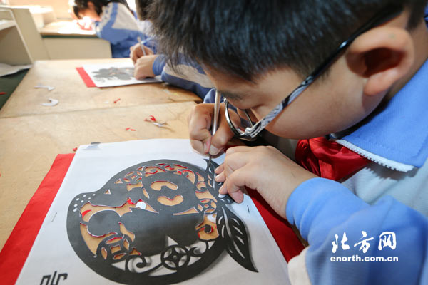 精武镇传承中国传统文化 民间艺术剪纸进校园