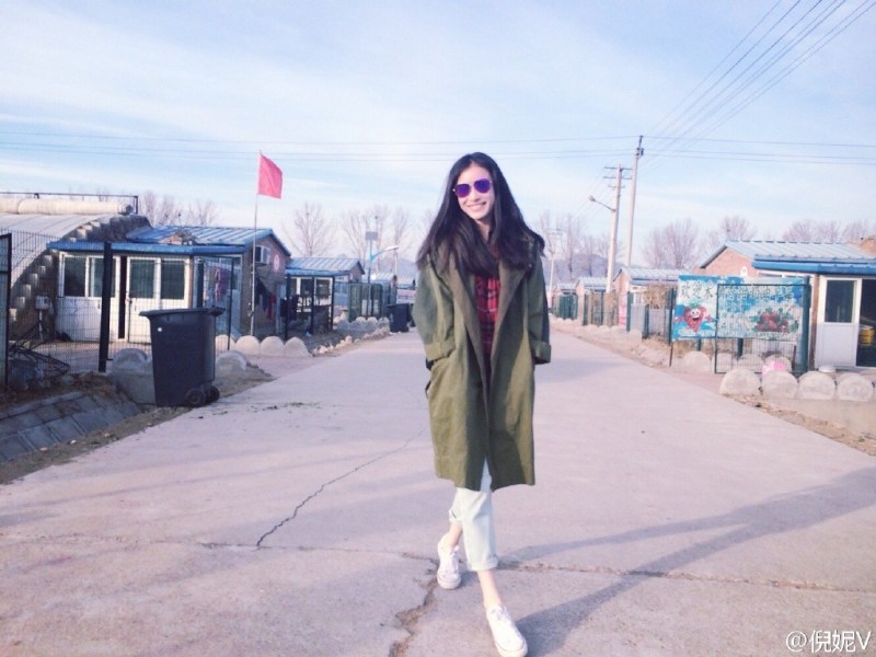 倪妮自曝女神经照上演乡间小路的潮味 街拍 时尚呼吸