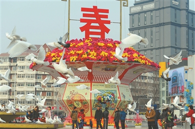 天津滨海新区新春街景扮靓街头吸引游客拍照留