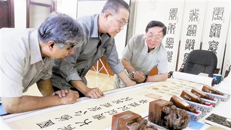 津门三作者篆刻铭文长卷将赠南京大屠杀纪念馆