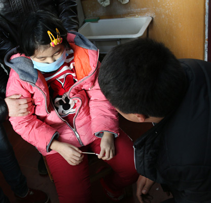 在河北省的醫院裏，東麗區愛心團隊和愛心企業去看望張怡然。