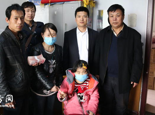 在河北省的醫院裏，東麗區愛心團隊和愛心企業去看望張怡然。