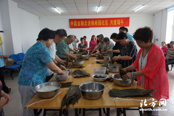 西青枫桦园社区包粽子过端午 展现社区和谐氛