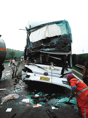 荣乌高速公路大巴油罐车相撞 15人受伤送往医