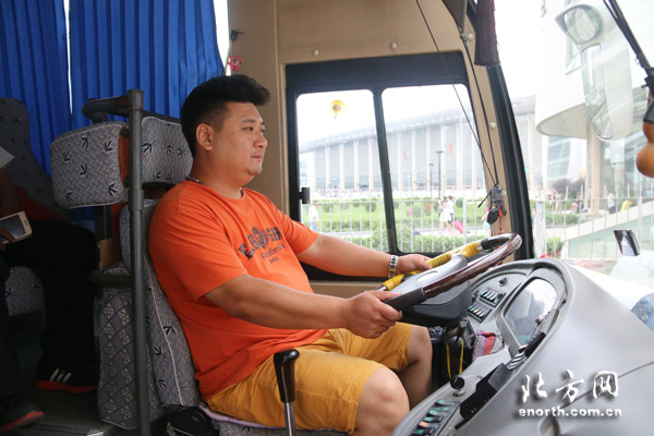 公交司机:我是天津人，为家乡出力太应该!-新闻中心-北方网