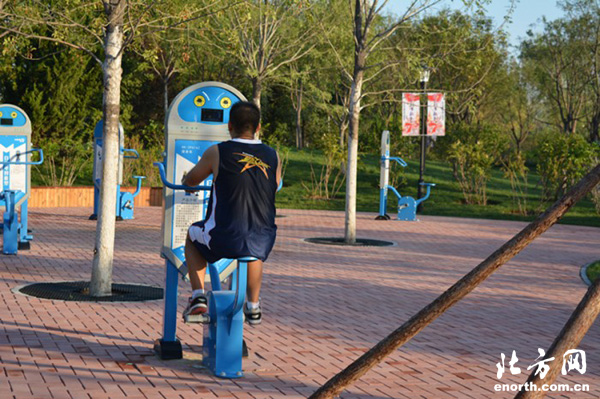 河东富民公园安装新式自发电智能型健身器