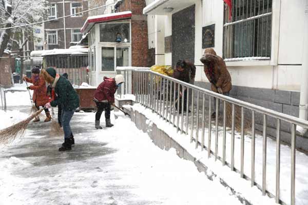 泗阳里居委会工作人员带头清扫小区积雪