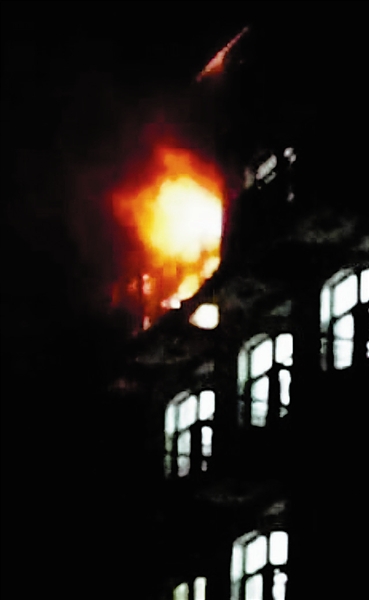 天津工大学生宿舍阳台起火 及时疏散无人员伤
