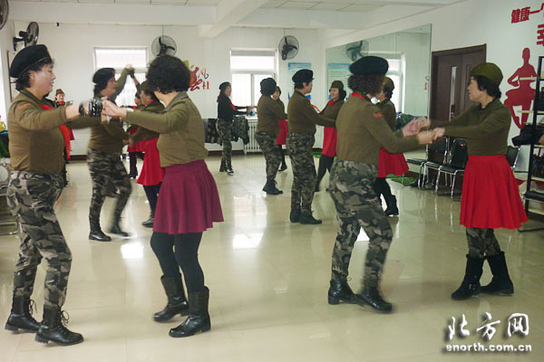 河西区陈塘庄街微山里社区组织水兵舞培训