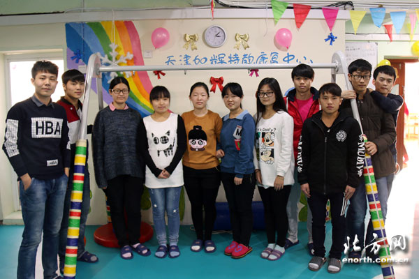 天津城建大学简爱社团志愿者关爱自闭症儿童