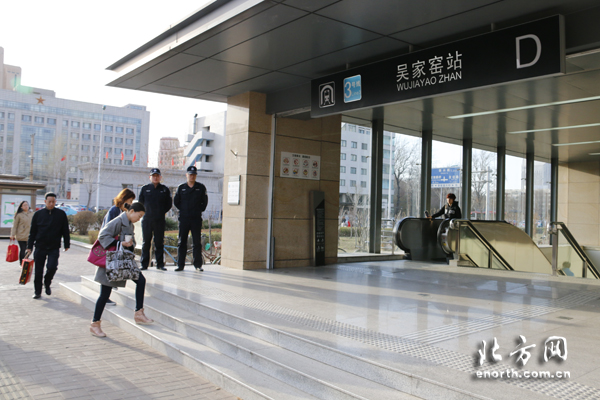 清理占路摊贩 吴家窑地铁站出入口清净了！