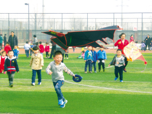 武清六幼举办放风筝主题活动 让孩子接近大自