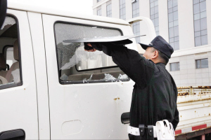 阻碍交警执法将遭到重罚 交警演练处置闯卡车辆