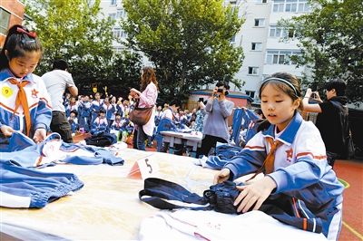 新星小学等学校组织孩子体验“劳动式春游”