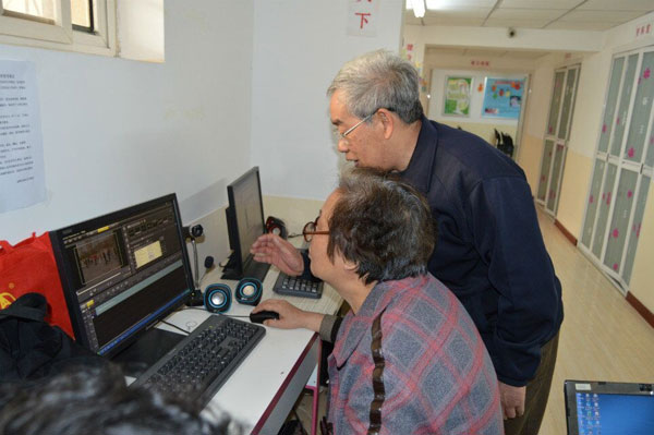 河东区金湾花园社区开展老年人电脑知识培训