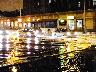 淹没道路车辆行人受阻 下雨和积水必须要搭档？