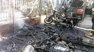 福旺花园车棚起火 电动车自行车被烧毁