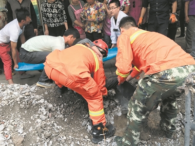 路面塌方工人被埋坑中 消防员挖半小时成功解救
