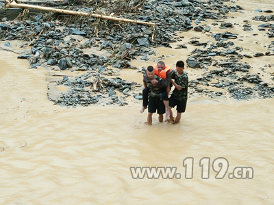 洪灾侵袭 黔东南消防部队鏖战一线救灾抢险