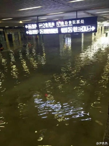 武汉暴雨来袭 多处火车站、地铁进水被淹(组图