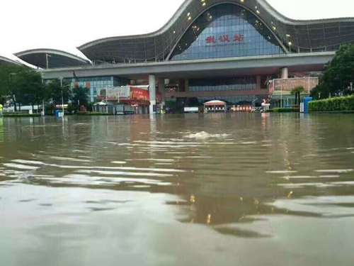 武汉暴雨来袭 多处火车站、地铁进水被淹(组图