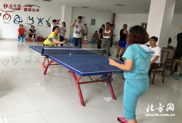 精武镇社区乒乓球比赛:乒出干劲 跃动社区