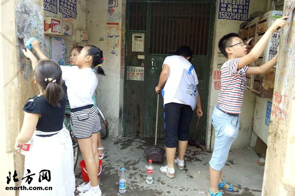 河东区上杭路街组织社区青少年清理小广告活动
