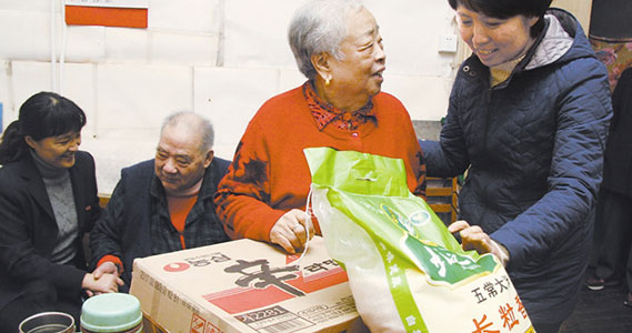 和平区开展关爱空巢老人主题活动 为老人送温