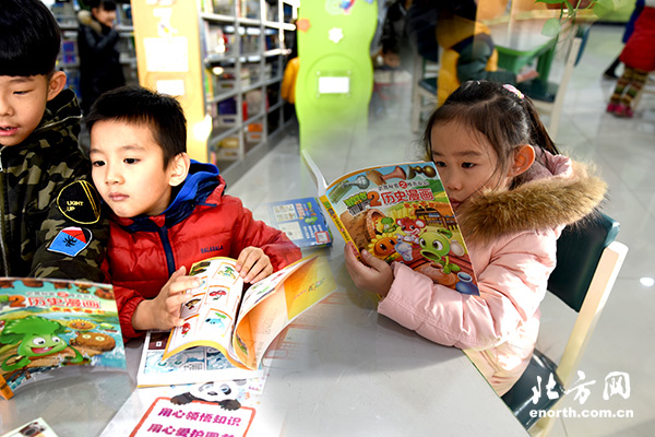 津南一幼师生到区图书馆参观学习