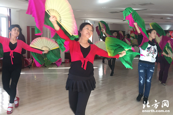 咸水沽镇文化站组织舞蹈团队进行排练