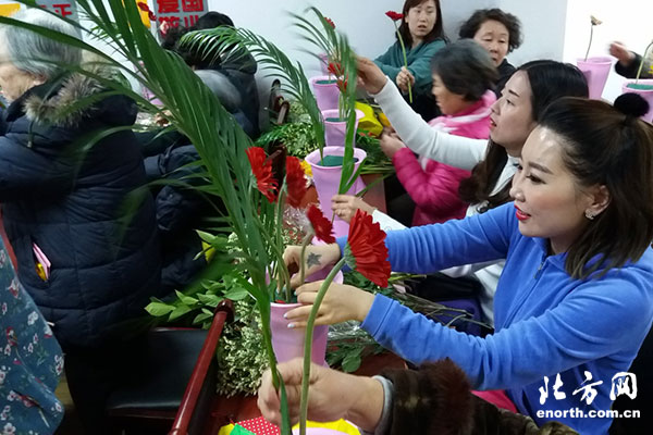 河东区红星国际广场社区举办妇女节主题插花活