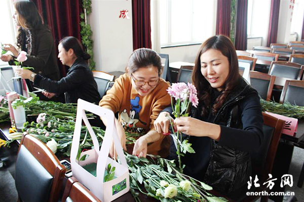 中塘镇举办三八国际妇女节花艺培训活动