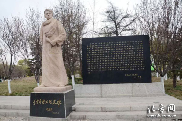 宁河区文广局开展于方舟烈士纪念碑文修缮活动