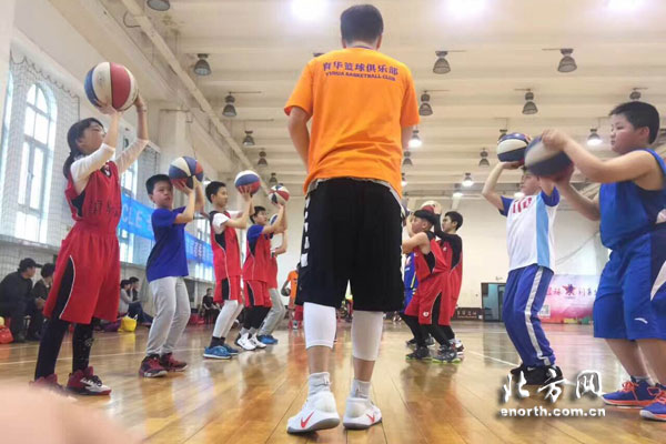 快乐篮球实践基地教孩子快乐打球 享受运动乐