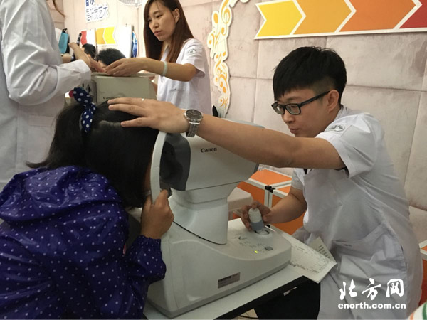 天津儿童近视高发 科学用眼增加户外光照抗疲劳