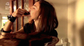 出油爆痘,但是小编用自己为数不多的脑细胞想了想,川妹子吃火锅那么辣