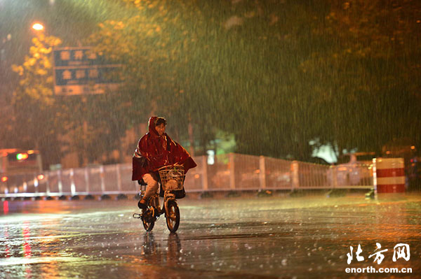 今年首场强降雨天津准备好了 市民花式备战大雨