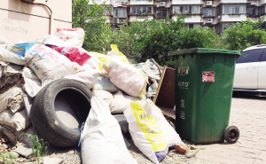 河北区润泰园社区:装修垃圾成堆小黄车到处停放 