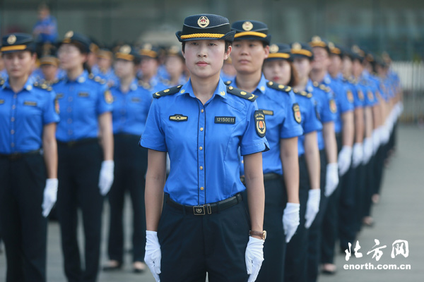 全国城管执法统一制服 天津9000名队员换装